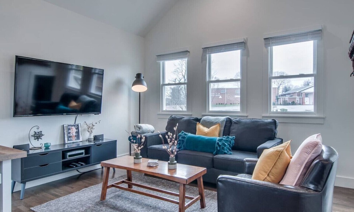 Historic Waverly House | King-bed Mural loft near 12 South with easy access to local attractions