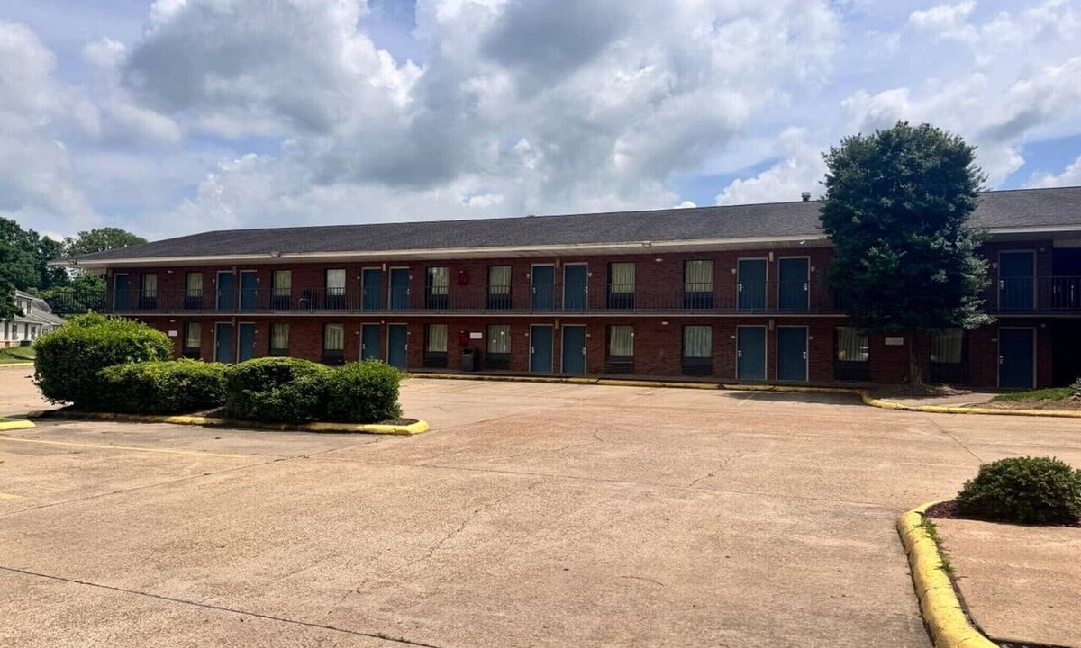 West Helena Apartment | King Bed | Non-Smoking