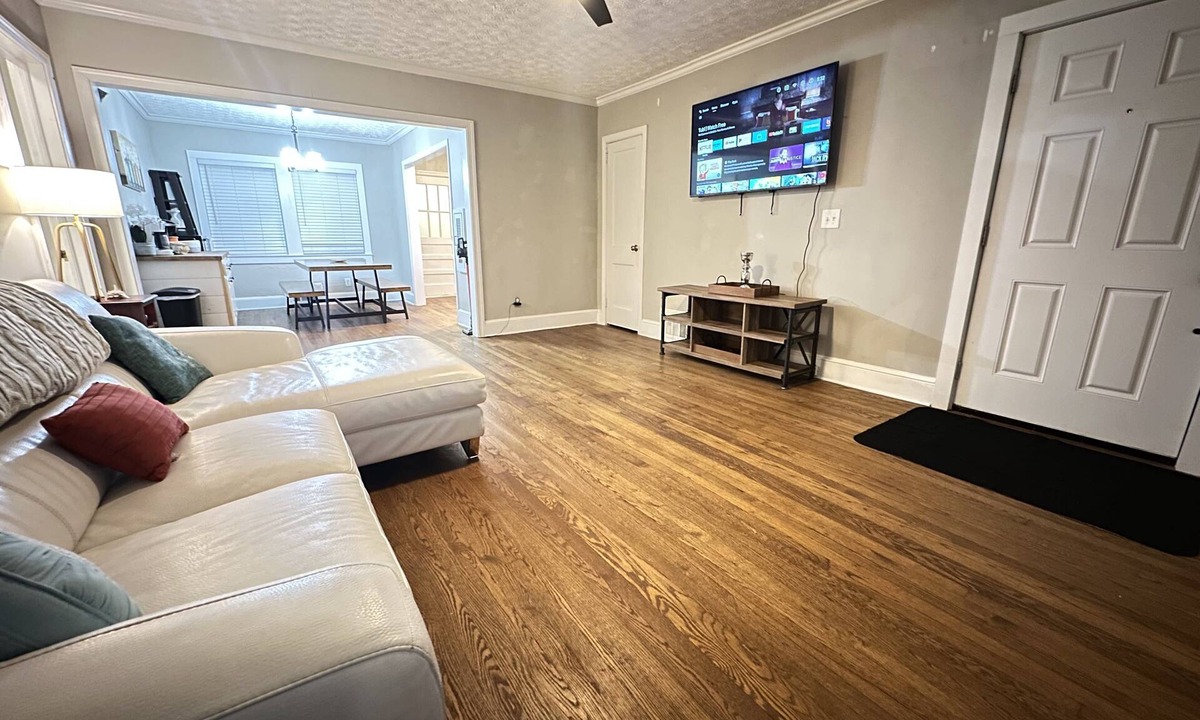 Roswell Apartment | KING bed! Quiet & Cozy, Updated, Patio porch & fenced yard for pups!