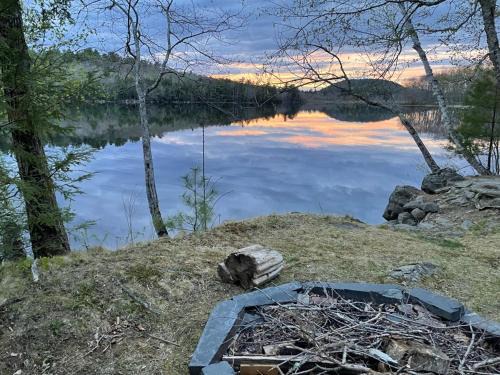 Bucksport House | Lake Front-Spa Tub-Fire Pit-Full Kitchen-Canoe