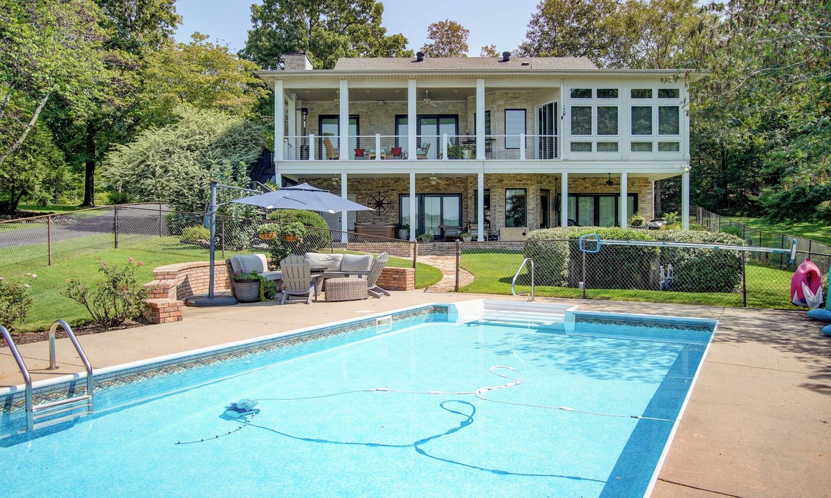 Mid America House | Lake Hamilton - Private Hot tub, pool and peleton.