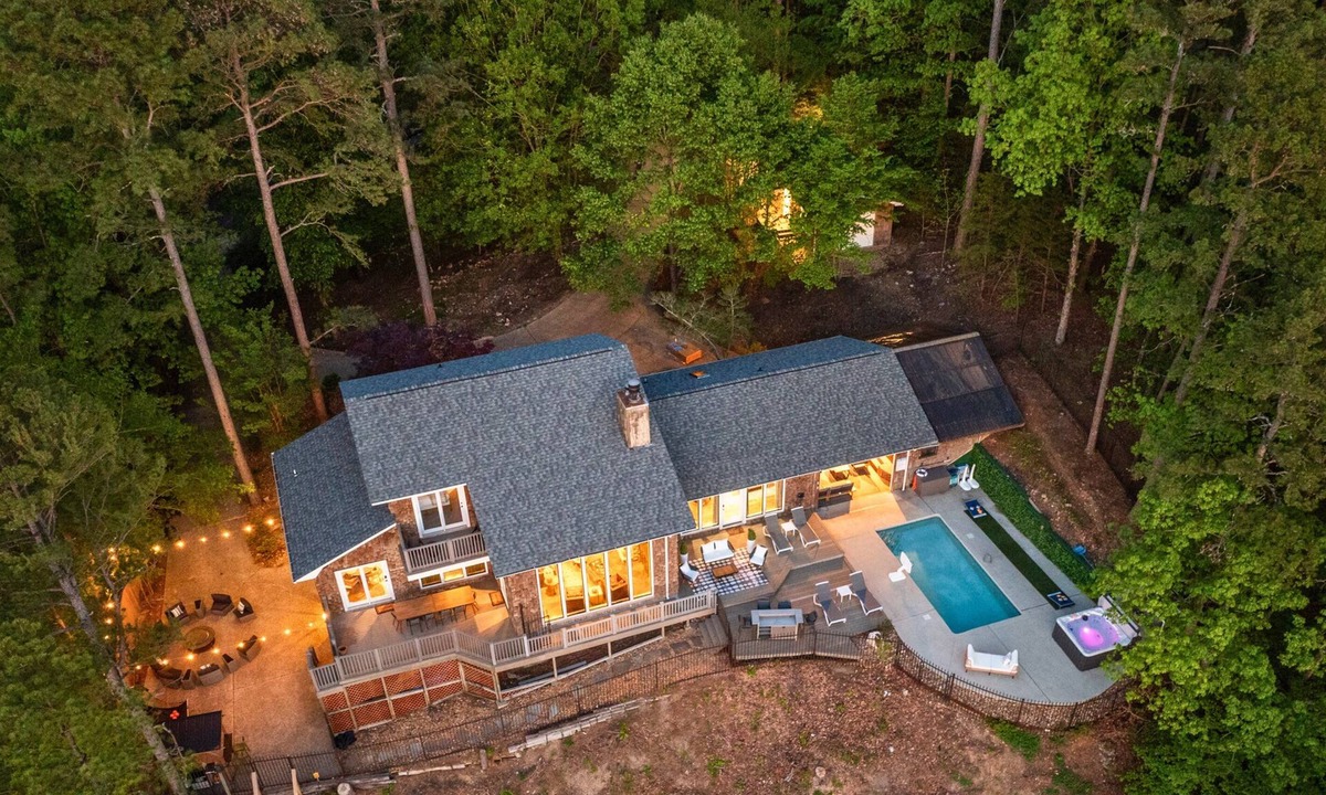 Mid America House | Lakefront 6BR w/Heated Pool & Hot Tub + Kayaks