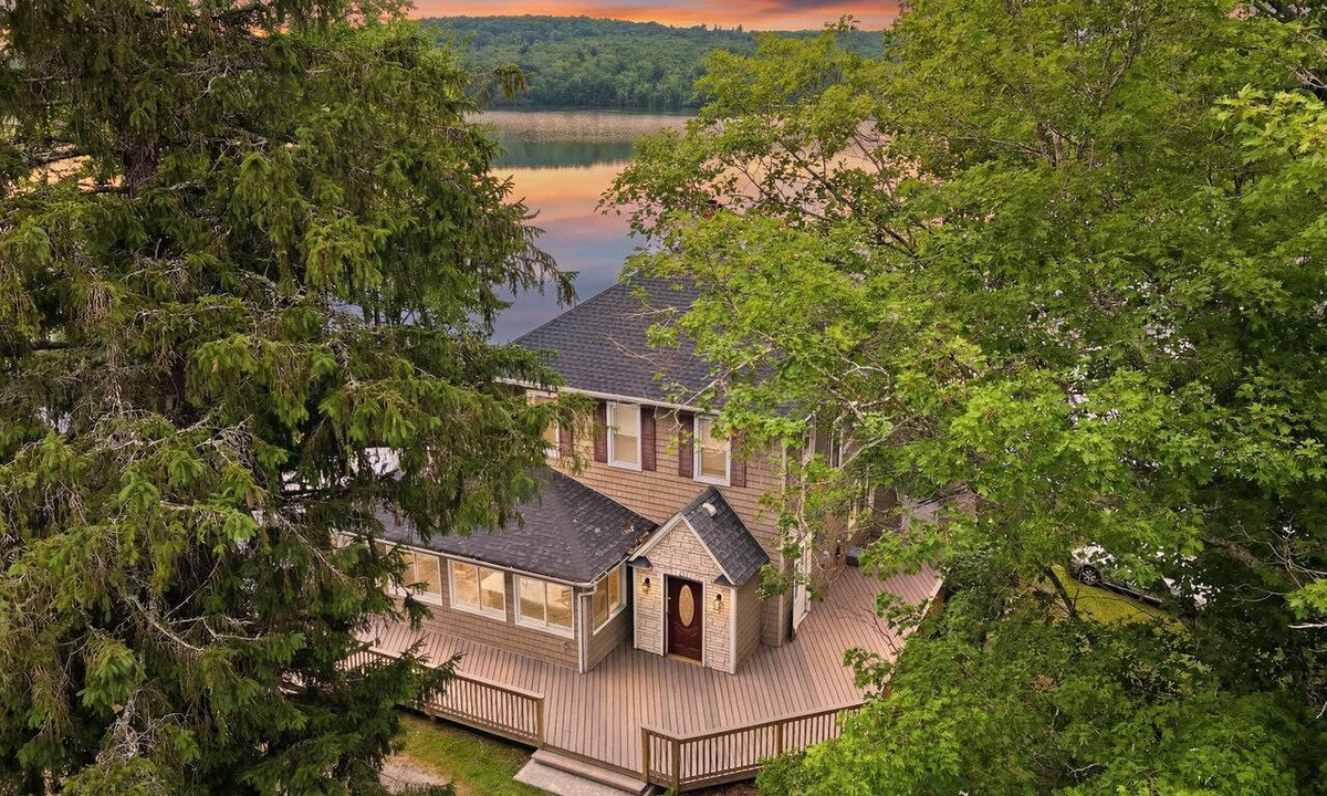 Swan Lake House | Lakefront Group Retreat on Swan Lake | Sleeps 18 | Kayaks, Fire Pit & Dock