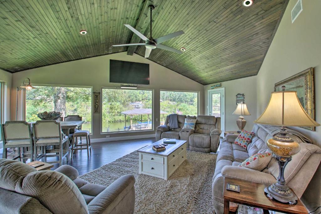 Mid America House | Lakefront Haven Near Oaklawn & Casino Resort!