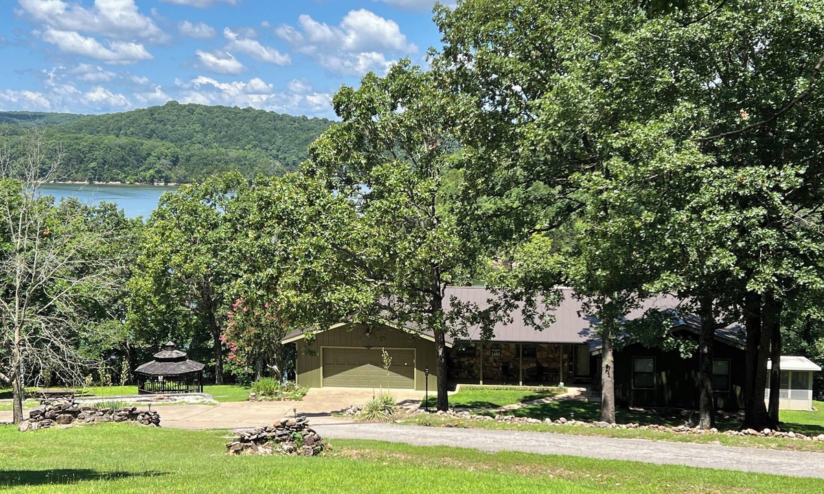 Omaha House | LAKEFRONT HOME - TABLE ROCK LAKE
