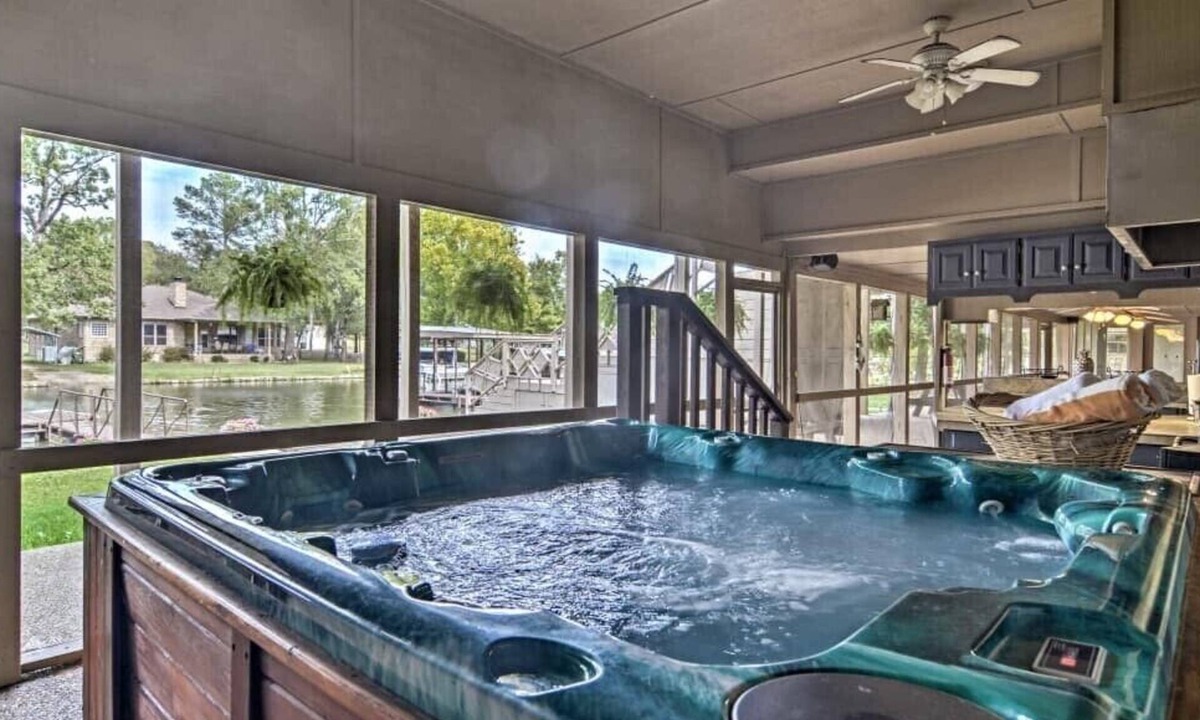Lake Hamilton House | Lakefront Newly Remodeled 4 BR- Pool + Hot Tub + Boat rental + Events