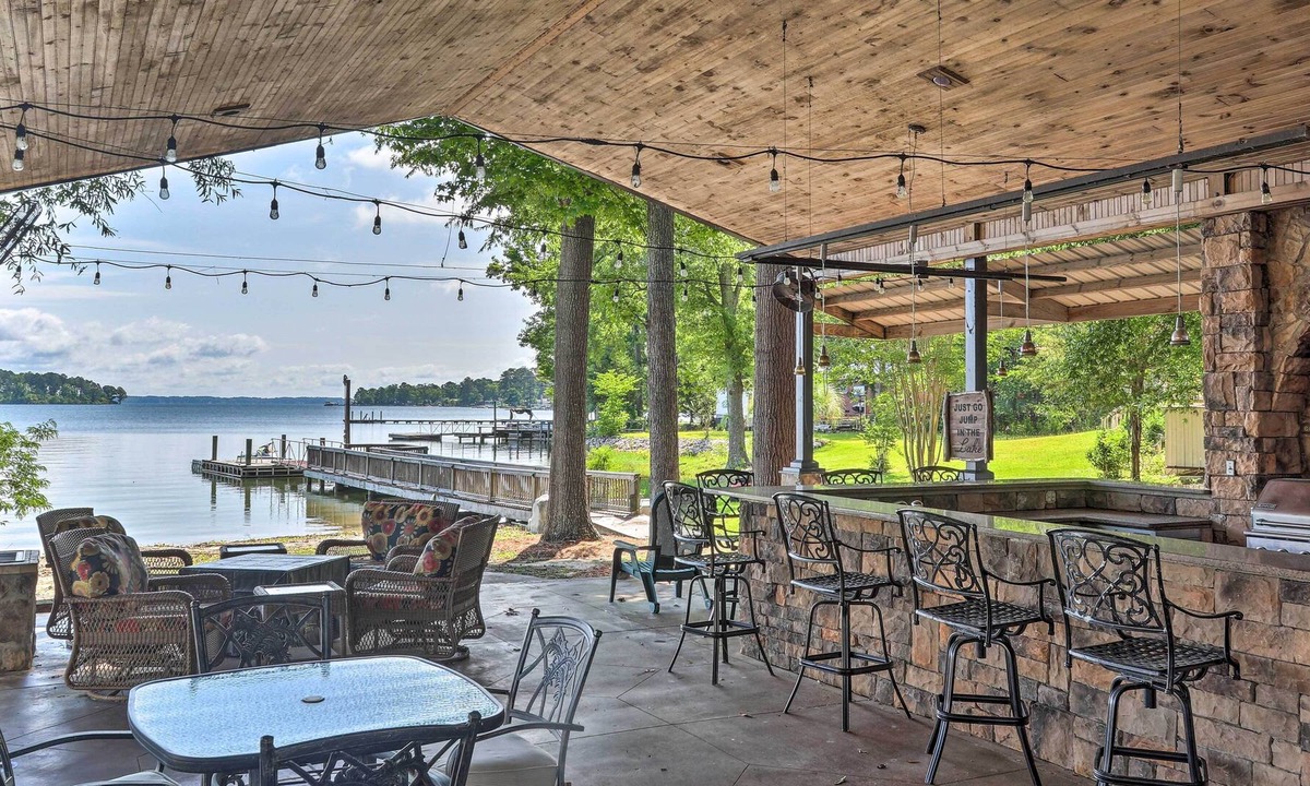 Gilbert House | Lakefront Oasis with Deck & Outdoor Kitchen!