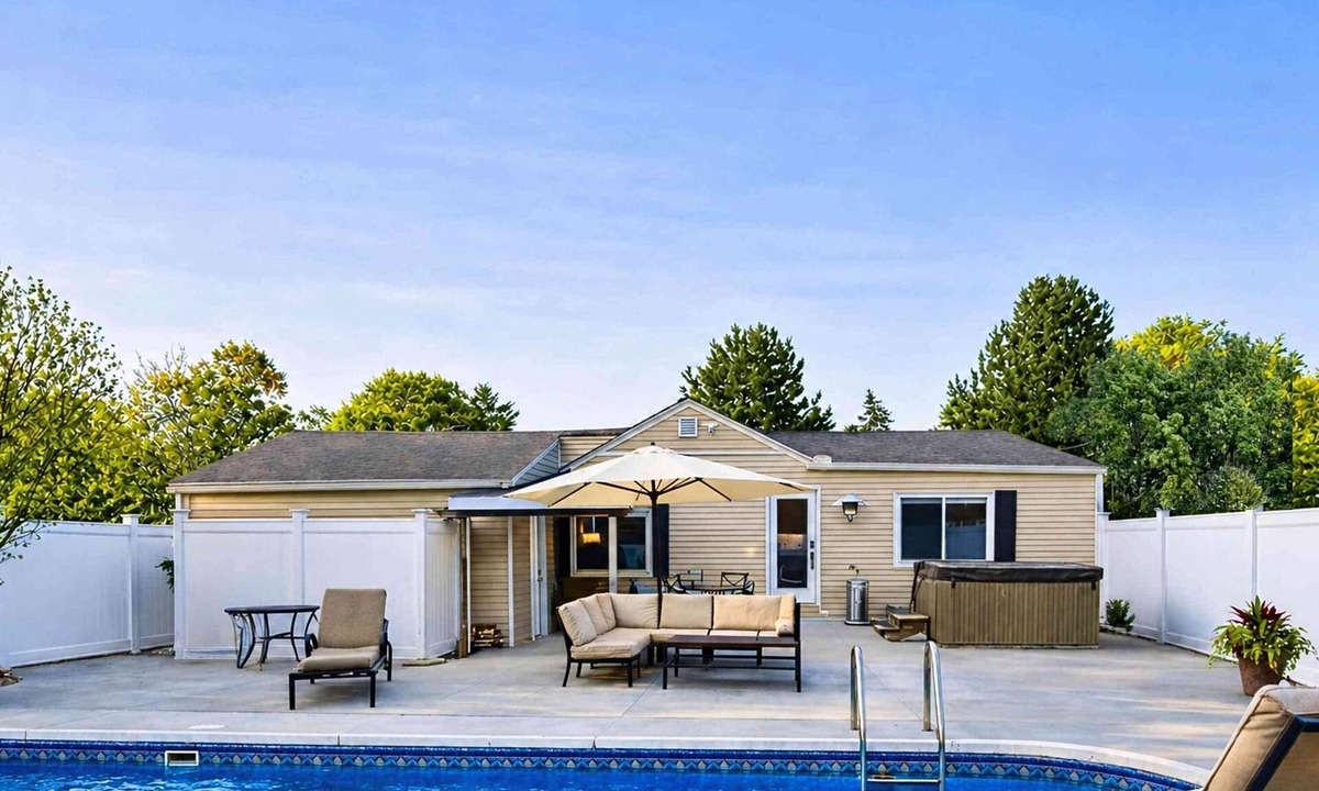 Fennville House | Lakewood Luxe Heated Pool Hot Tub Near Town!