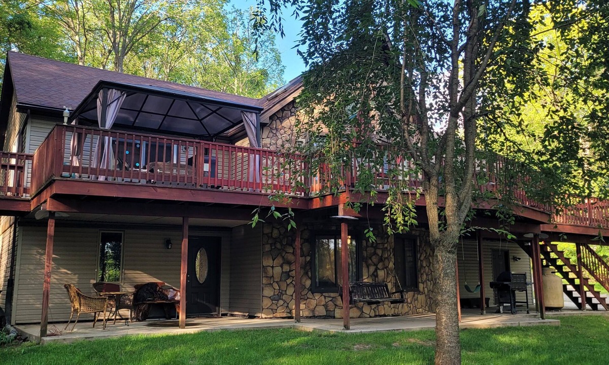 Zion Condo | LARGE 3 BEDROOM ON WOODED LOT, POOL, HOT TUB MIN TO PENNSTATE