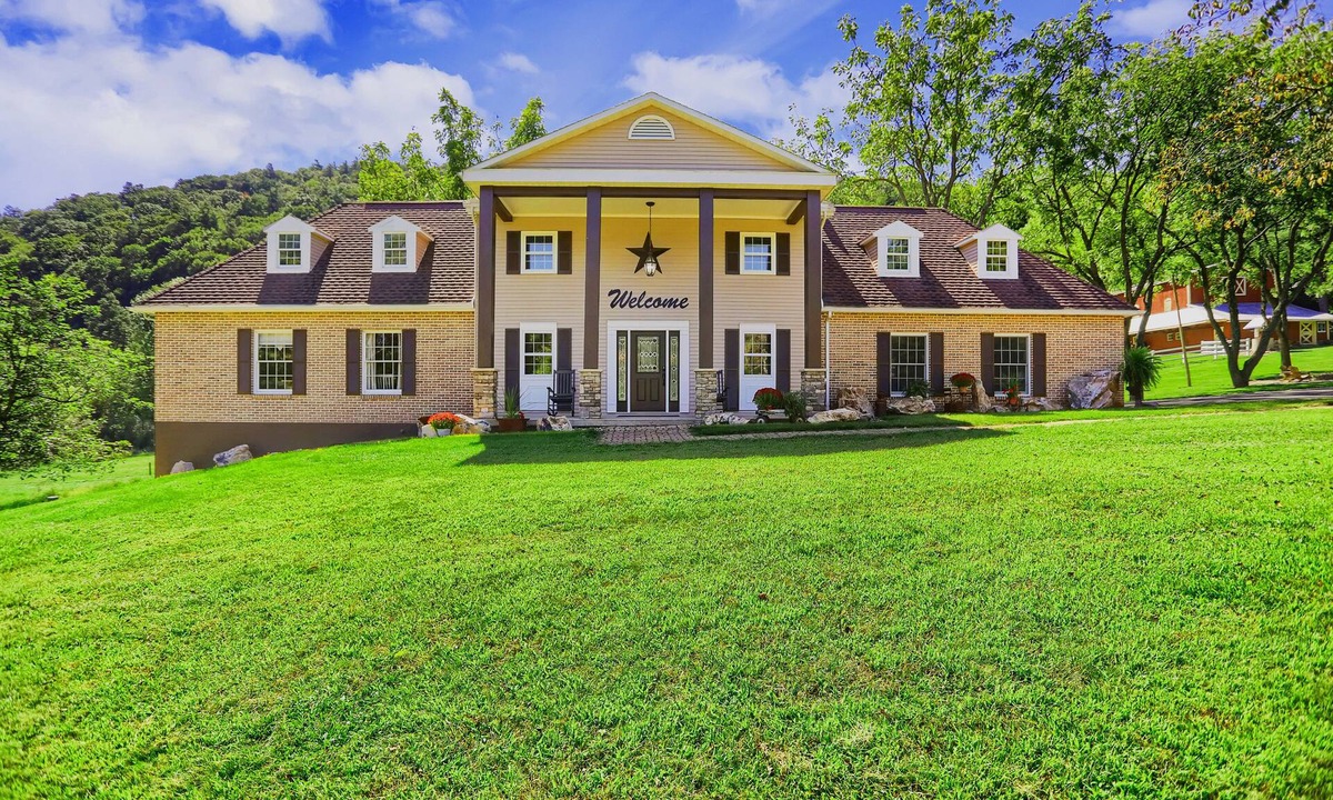 Laurelton House | Lazy 8 is a remodeled historical farmhouse in the countryside of Snyder Co., PA