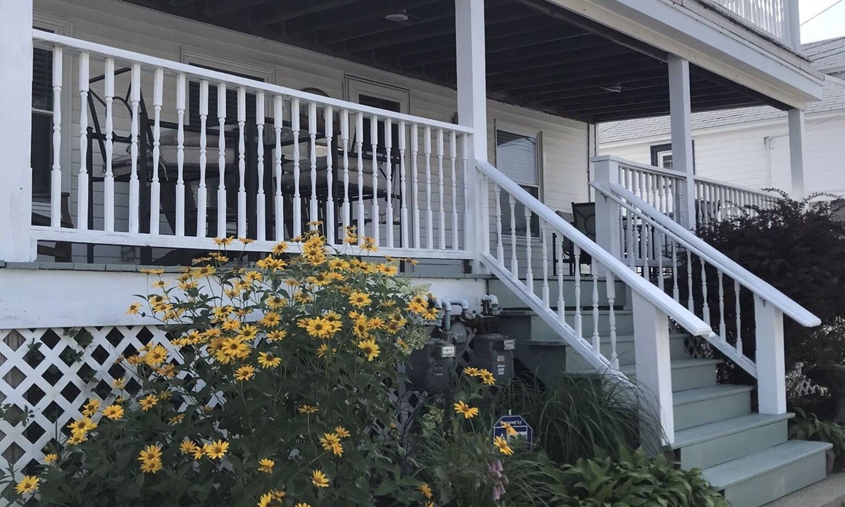 Hampton House | Location! Value! Steps to Beach! Perfect for Summer Trip- Spacious 4-5BR Retreat