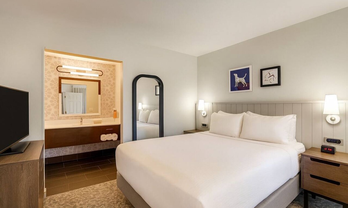 Sunnyvale Hotel | Look No More! 2 Comfortable 2BR Suites, Outdoor Swimming Pool, Pets Allowed!