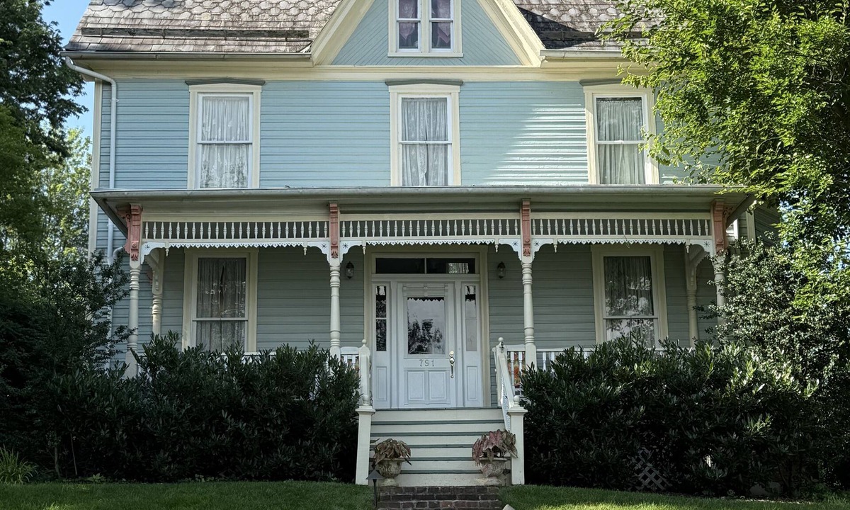 Harpers Ferry House | Lovely Historic, Victorian, 4 Bedroom, 4 Bath in Harpers Ferry