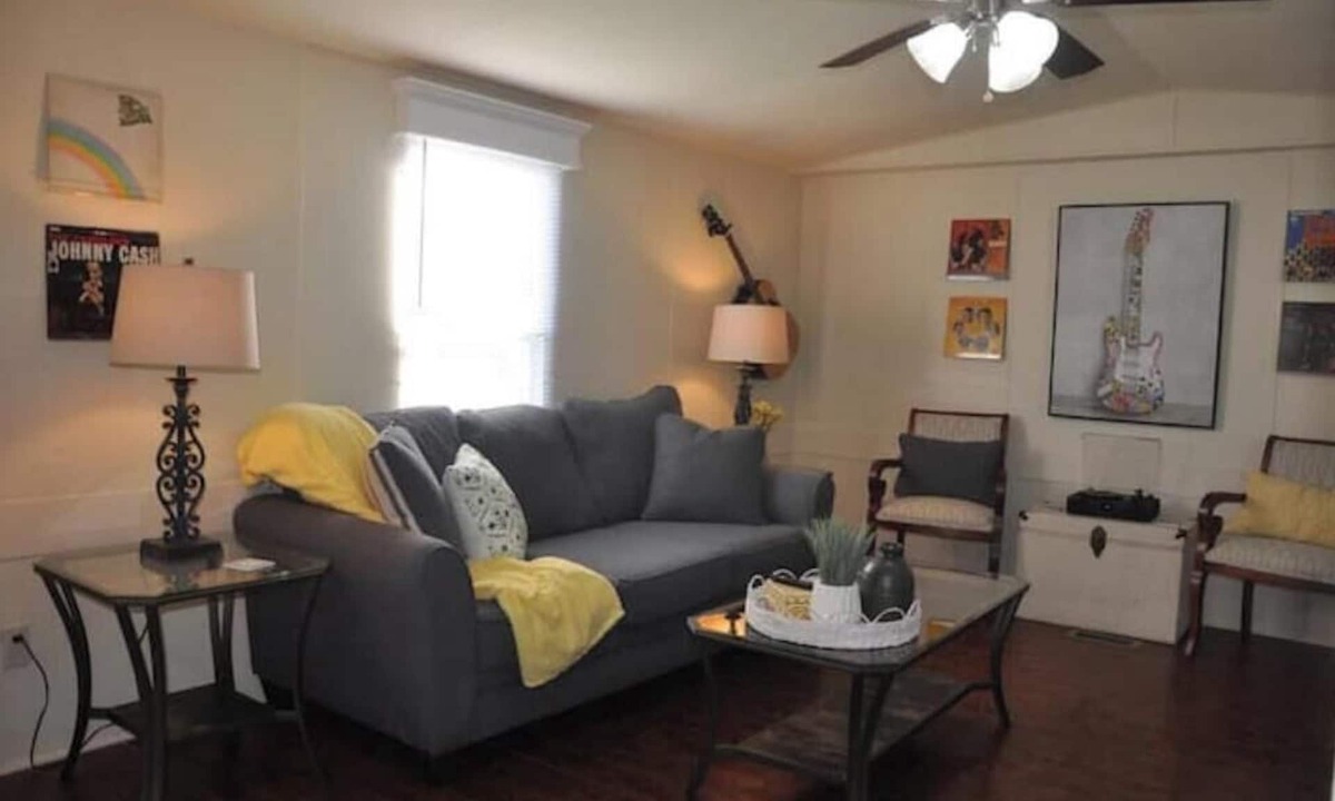 Lebanon House | Low Rent Rendezvous
