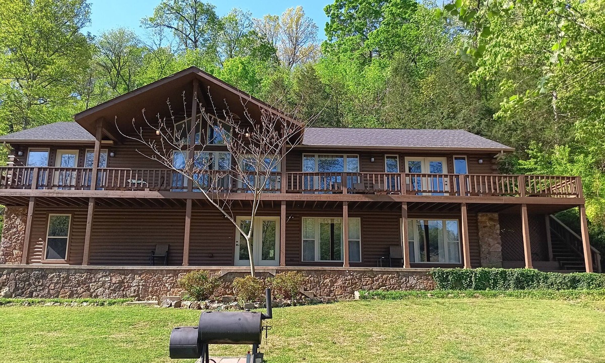Flippin House | LOWEST SUMMER RATES ON WHITE RIVER W/2 SLIP COVERED BOAT DOCK! GREAT FISHING!