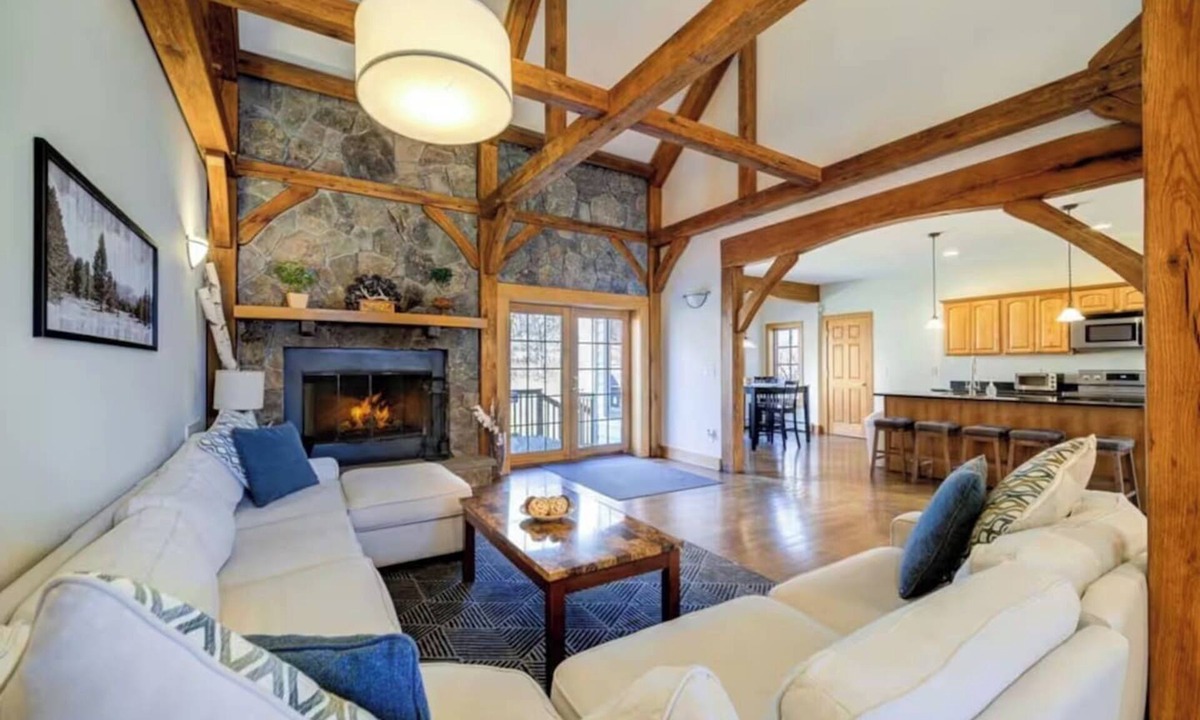 Liberty House | Luxe 6BR Group Retreat | Hot Tub, Fire Pit + Pond