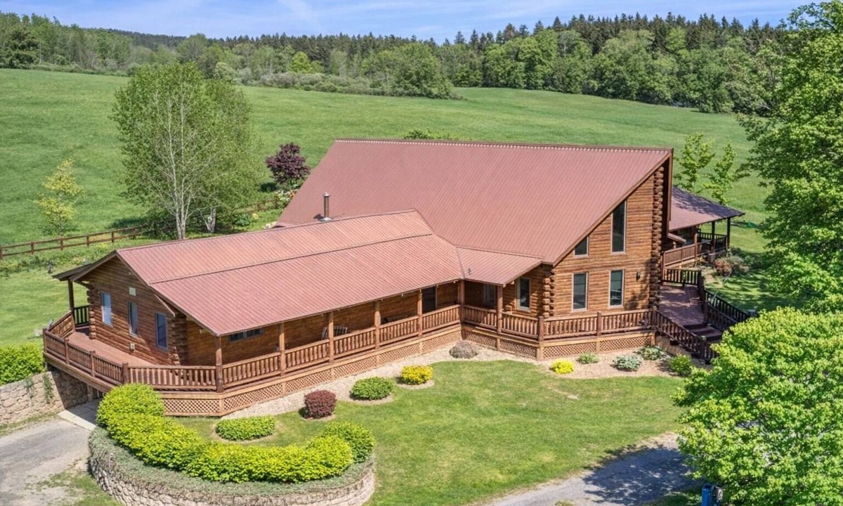 Burlington Flats Cabin | Luxurious 4-bedroom cabin that sleeps 13 close to Cooperstown NY with AC