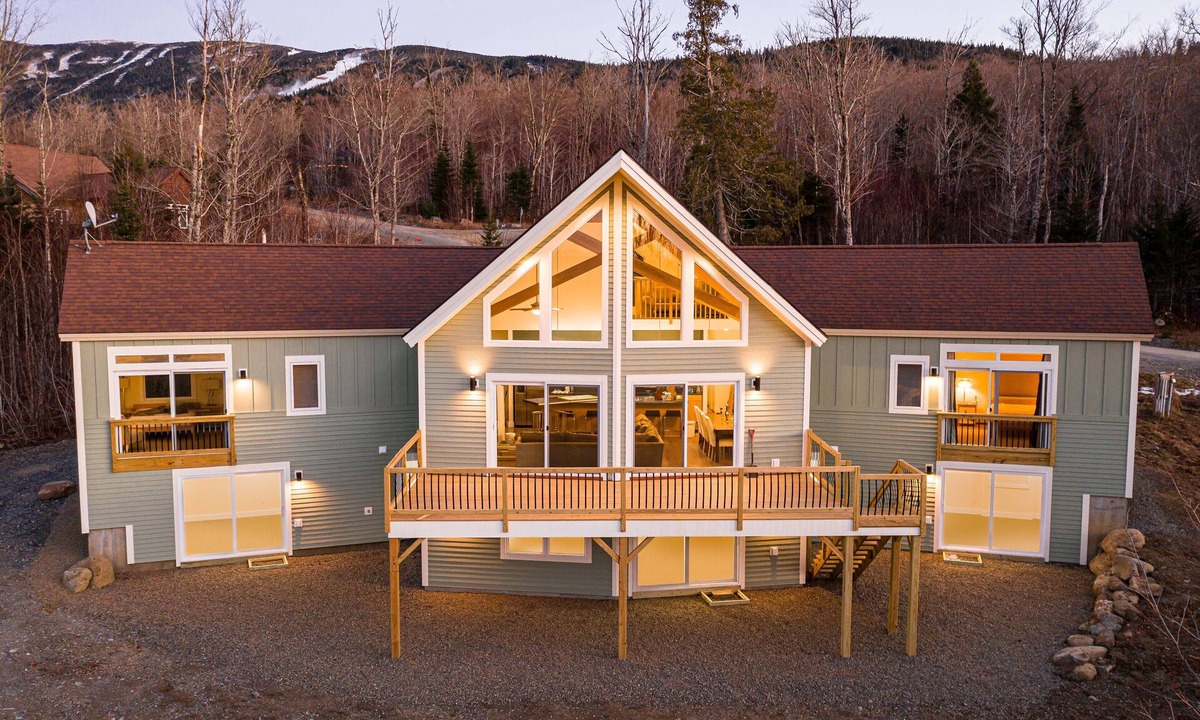 Rangeley House | Magalloway 57 is the largest rental home on Saddleback Mountain - 6 bedrooms, 5.5 bathrooms!