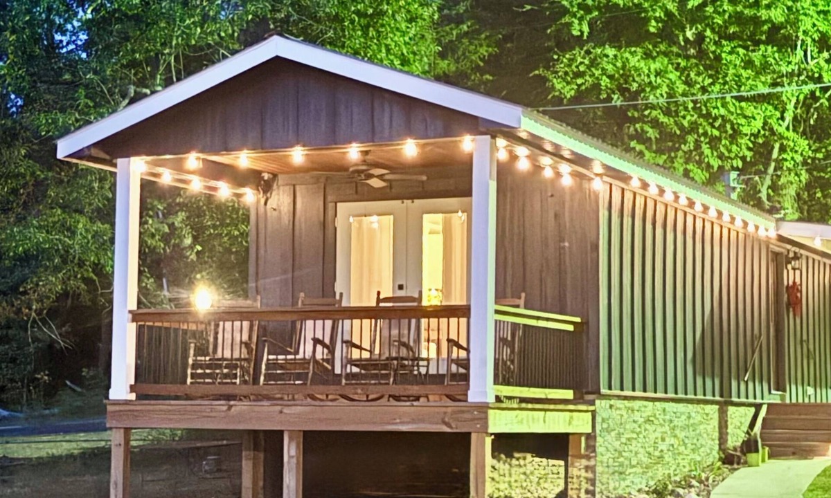 Mid America Cottage | Main channel,Hamilton, fireplace, covered porch, pulldown sun screen, cool water