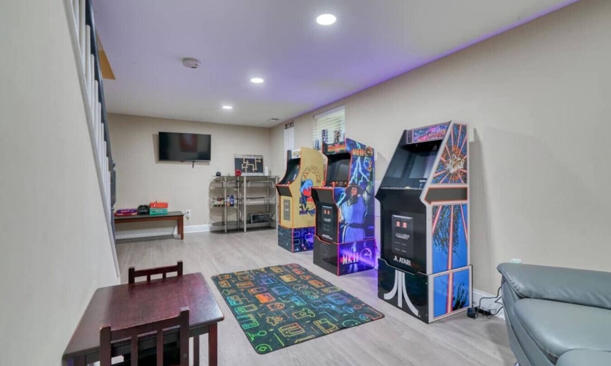 Baltimore House | Massive 5 bedroom with a gameroom!