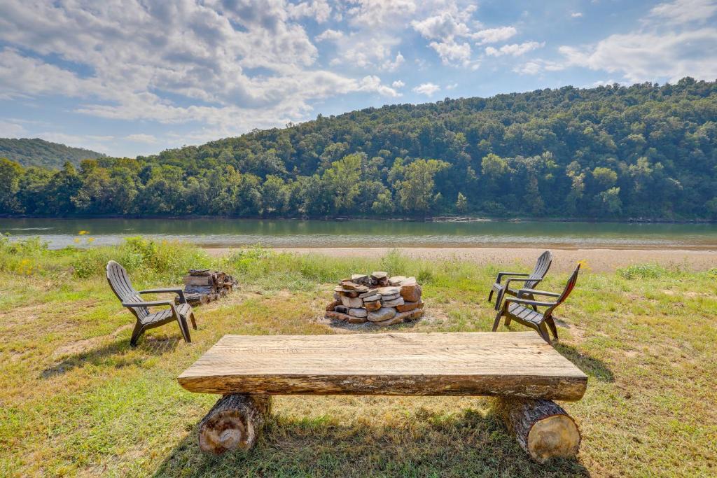 Boswell House | Melbourne Home w/Fire Pit on the White River!
