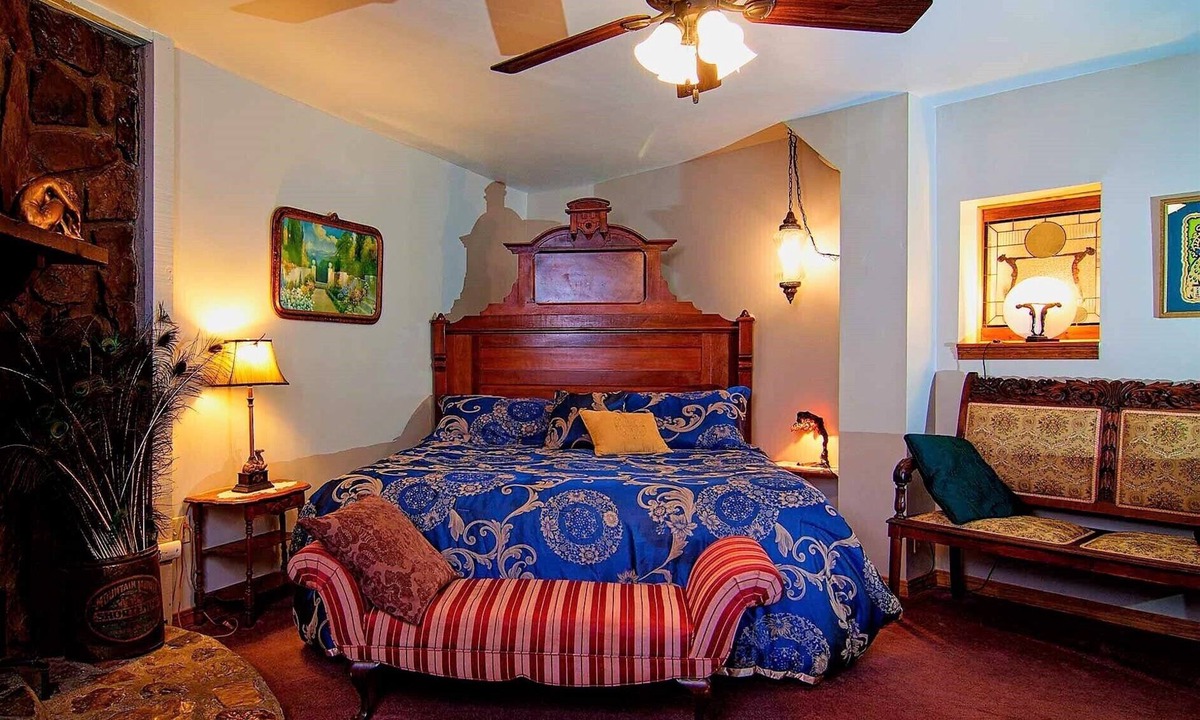 Eureka Springs Historic District Hotel | MEMORIES SUITE, FIREPLACE, GARDEN. ONLY HOTEL WITH PARKING IN DOWNTOWN