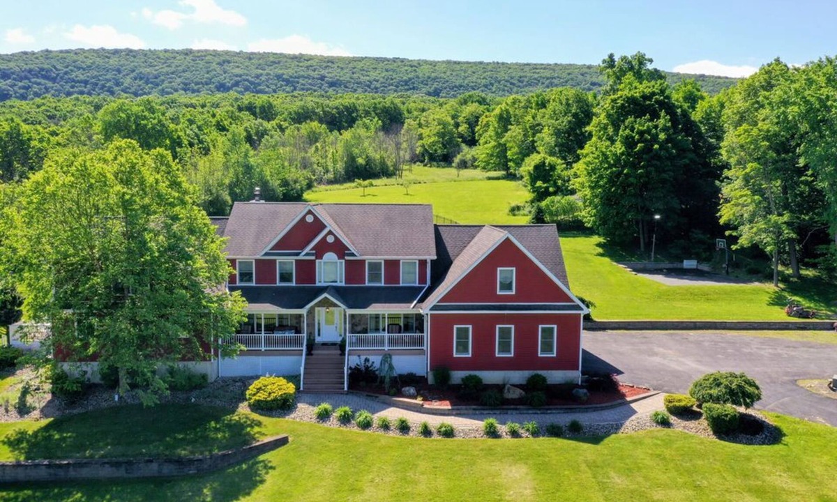 Monroe House | Mid-Hudson Estate on 11 acres with pool