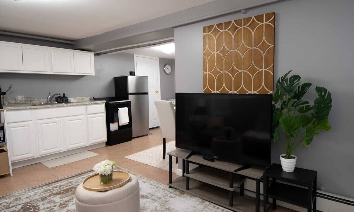 Queens Apartment | Modern 1 BR suite w/private entrance , Quiet, comfortable, Long stays welcome