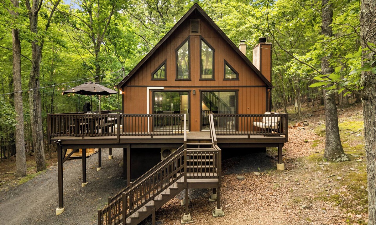 East Stroudsburg Cabin | Modern BLVCK Cabin 3 W/Hot Tub near Bushkill Fall/Shawnee/Poconos