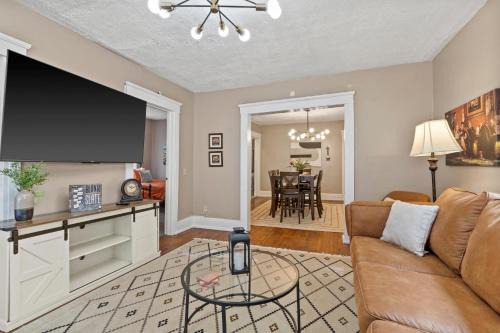 Southside Apartment | Modern Cozy 2BR Near Syracuse University, Destiny USA, Zoo & Downtown Syracuse