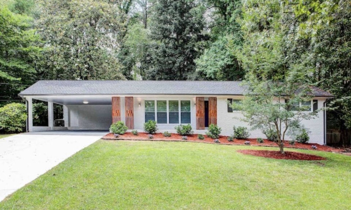 Mableton House | Modern luxurious 2 bedrooms, 2 bathrooms, and study with futon and TV.