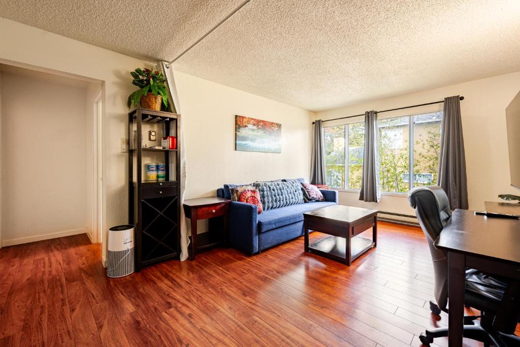Berkeley Apartment | Modern One Bedroom Unit, Sofa Bed, Adjustable Queen Bed, 75 Inch Smart TV and Indoor Secure Parking