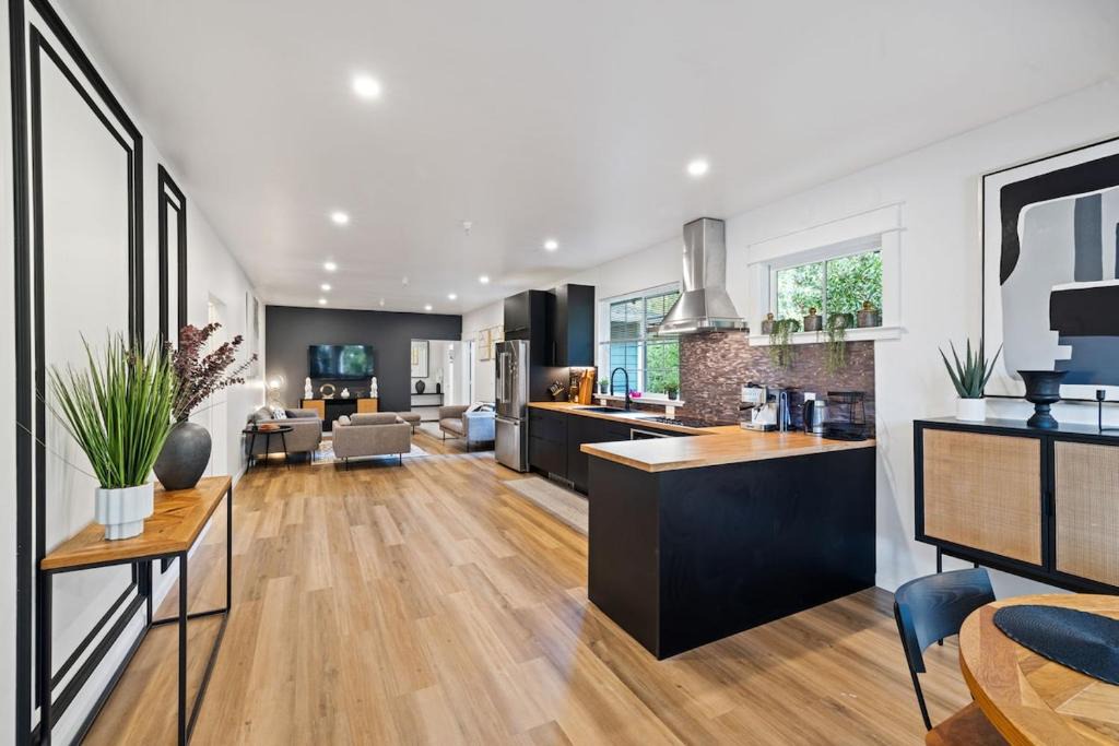 Mill Valley Apartment | Modern Retreat in Heart of Downtown Mill Valley