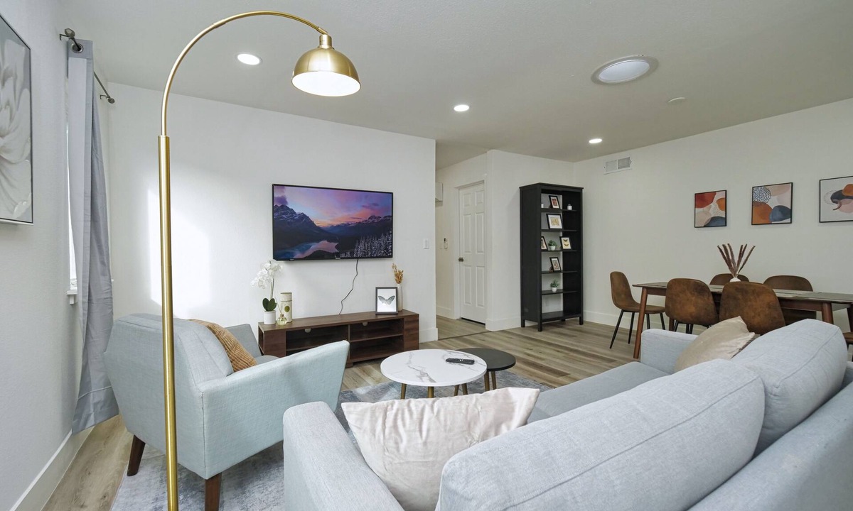 Evergreen House | MolivuHomes 2BR: 15m to Levi's, New, Kingbed, Yard