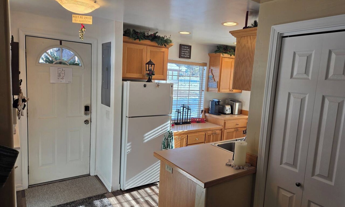 Nampa Cottage | Moonlight Cottage-Great Fire Pit! Walk to Marina, Ponderosa Park or Downtown!