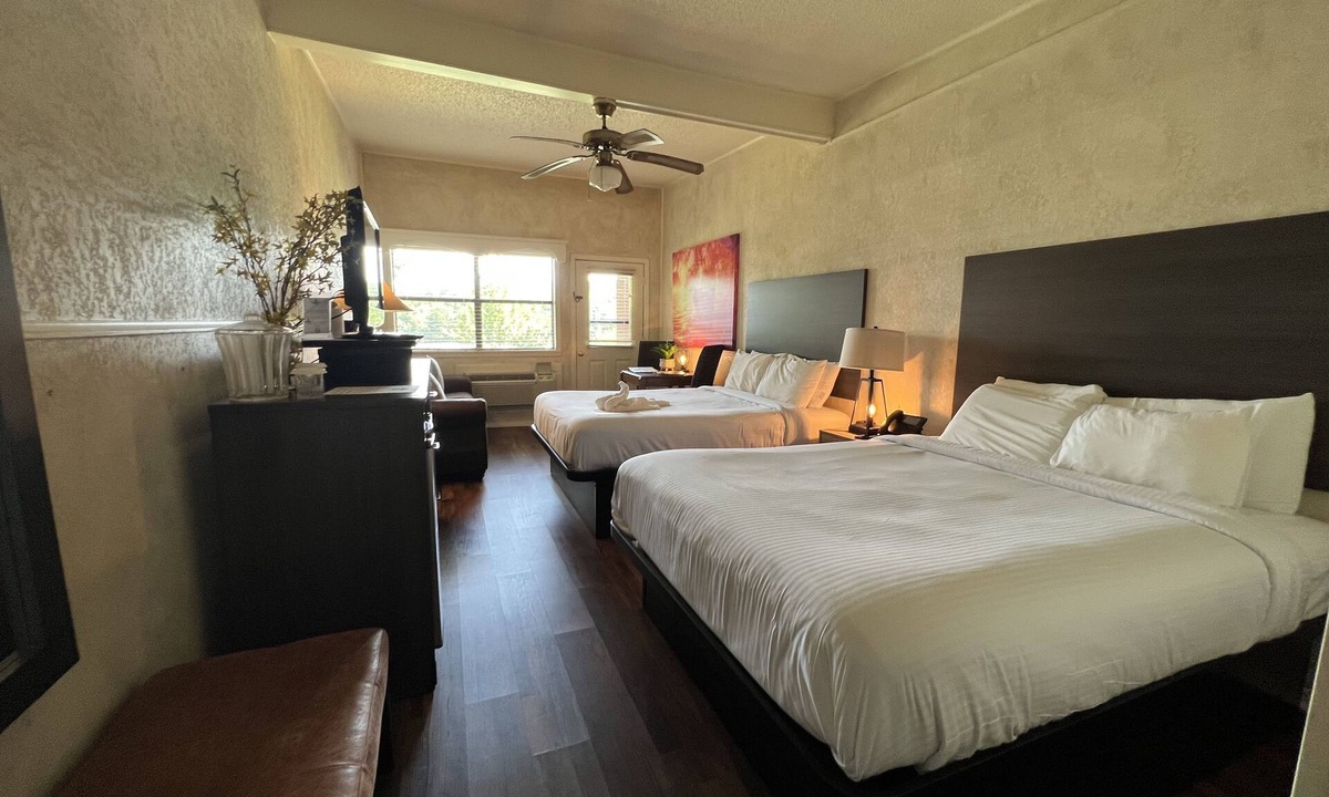 Mount Ida Hotel | Mountain Harbor Queen Guest Room on Lake Ouachita by RedAwning