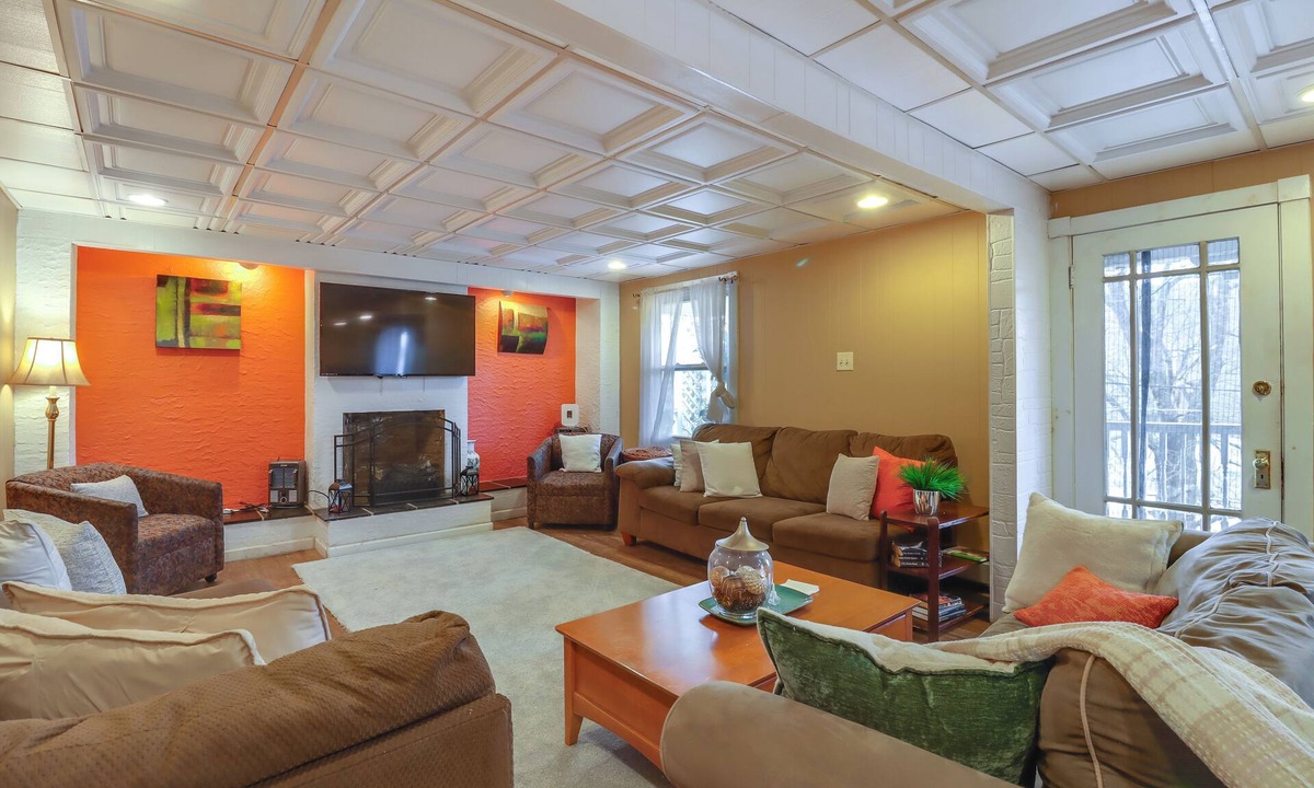 Nesquehoning Apartment | Mtn-View Balcony! All-Season Apt Near Jim Thorpe