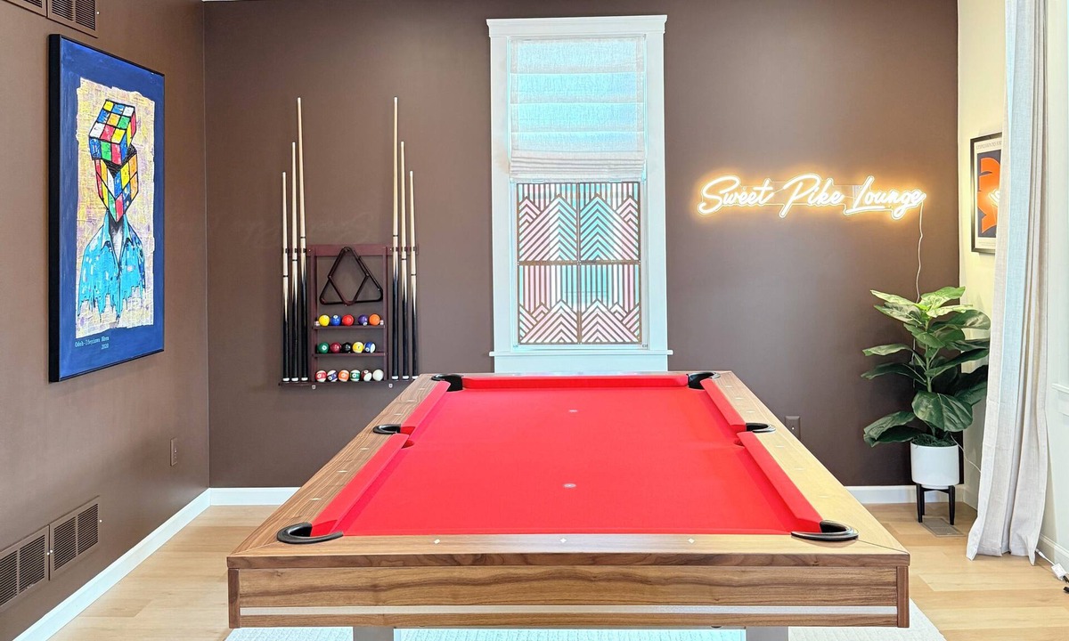 Campbelltown House | Near Hersheypark, King Bed, Fire Pit, Pool Table, Fast WiFi, Walk to Food