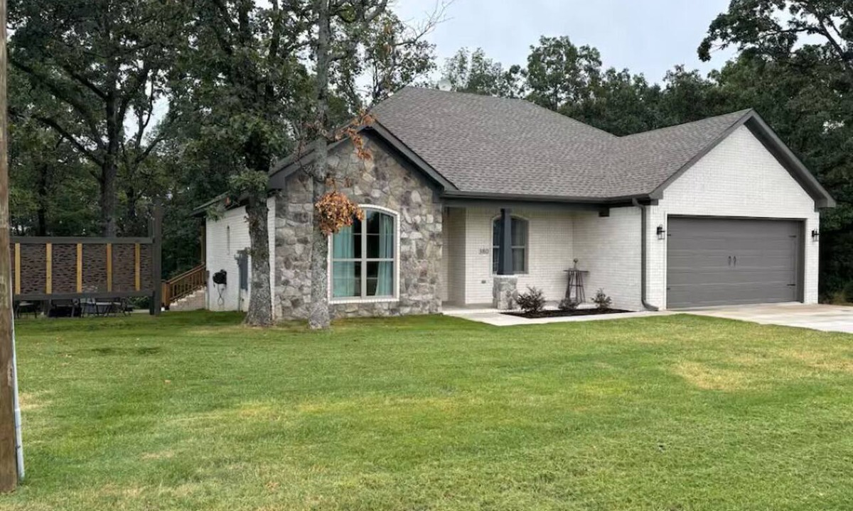 Conway House | New! Hilltop Hideway w/arcade and hot tub!