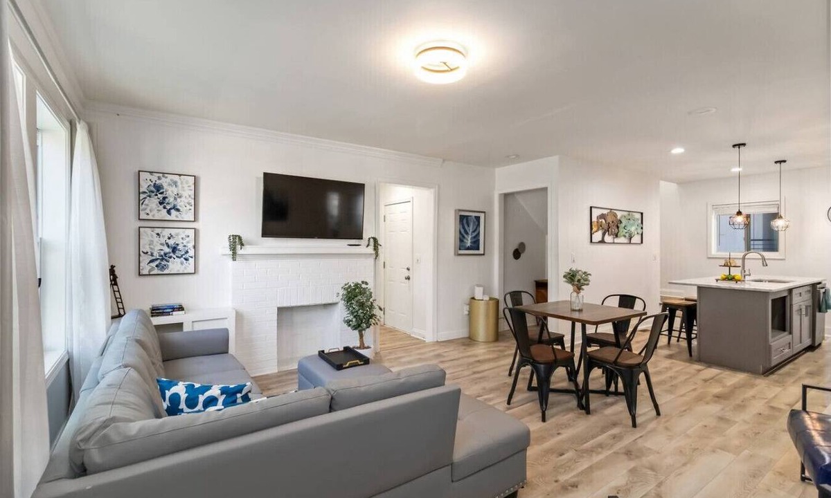 Home Park Apartment | New Home in MidTown- Sleeps 11 For Rent in Atlanta