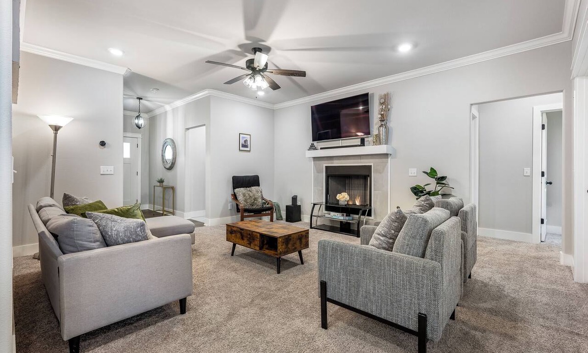 Springdale House | New Home: King bed, Near U of Ark, Family Friendly