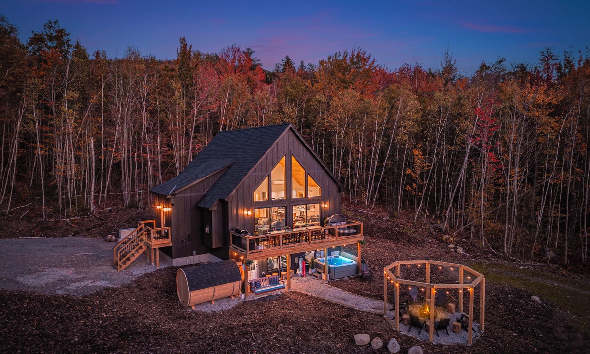 Bethel House | New, Hot-Tub, Sauna, Theater, Pets ok, Private, 14min to Sunday River