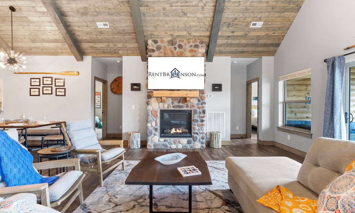 Branson Theater District House | New Log Cabin with Ozark Views, Free Daily Local Attraction Tickets & Community Amenities