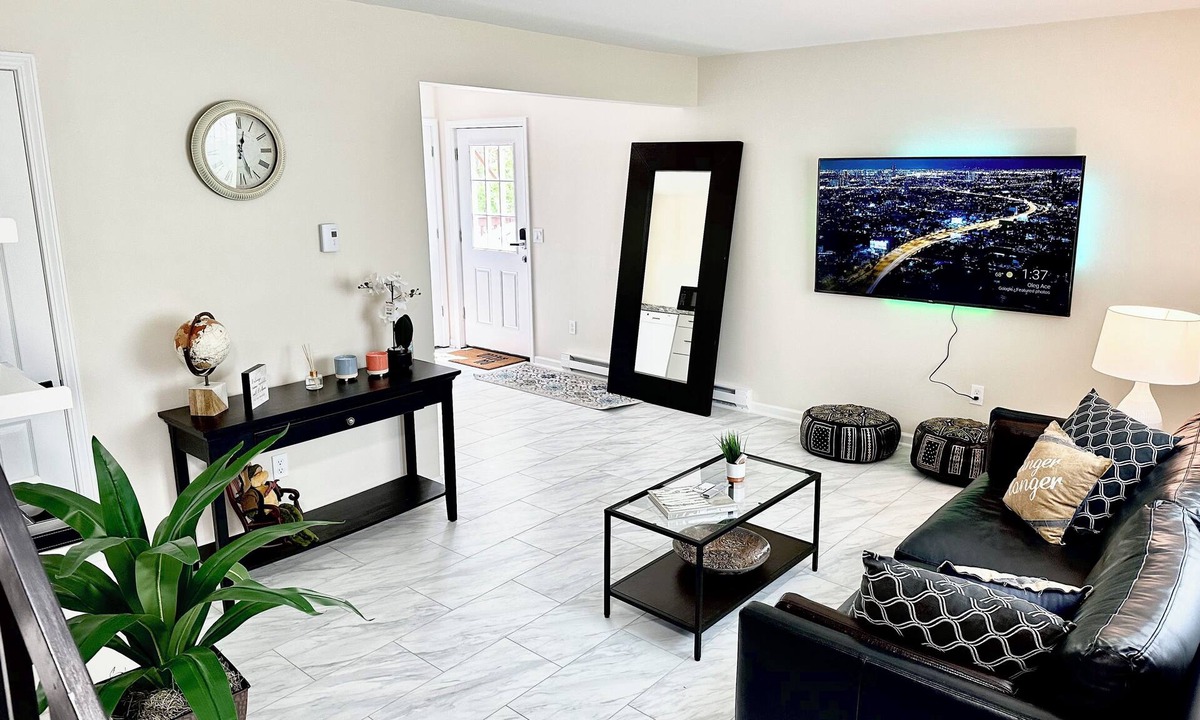 Latham House | NEW Luxury 2 bedroom Near Airport and I-87 highway