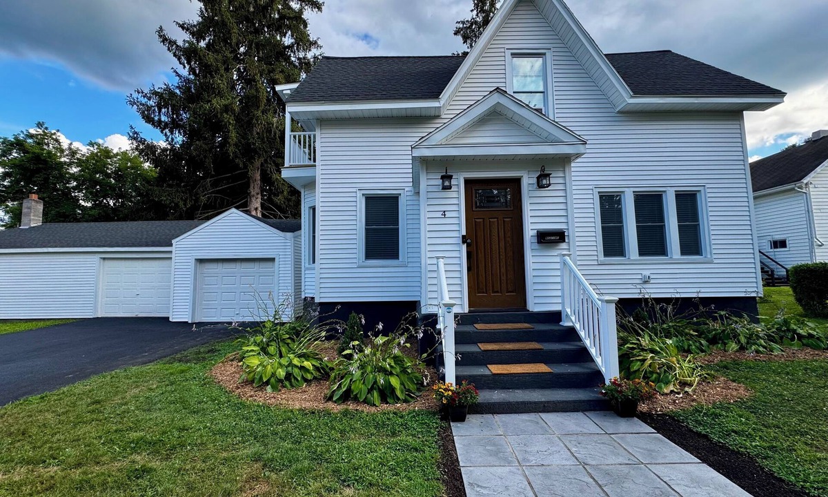 Ballston Spa House | NEW Saratoga Getaway! 4-bedroom house near Racetrack in village of Ballston Spa