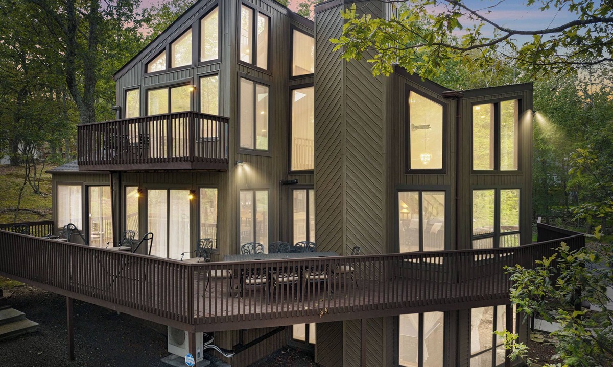 East Stroudsburg House | Newly remodeled 5BRHome-Hot Tub, Game & Poker rooms, Pool, Fire Pit, Kayaks, AC!
