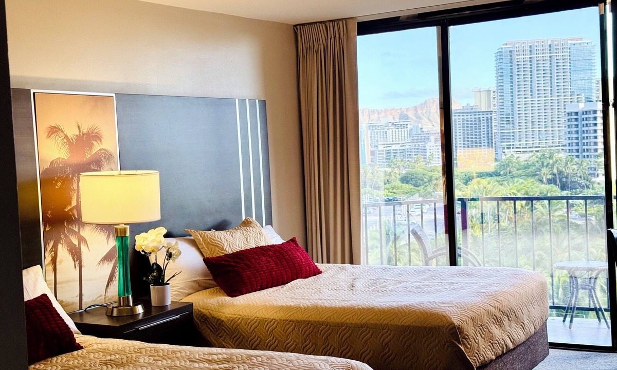 Waikiki Hotel | Ocean & Diamond Head-view studio in Waikiki
