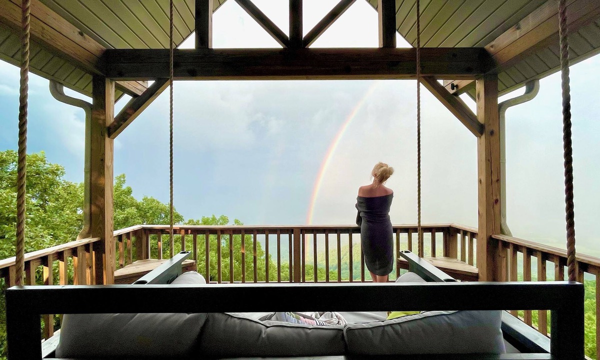 Russellville House | ON Mt Nebo State Park Luxury Mountain Retreat with Above the-clouds sunrise view