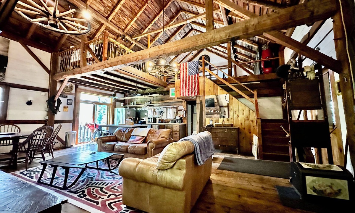 Bennington House | One of a kind Historic VT Barn- Cozy- All Season Family, Friend, Couples Retreat