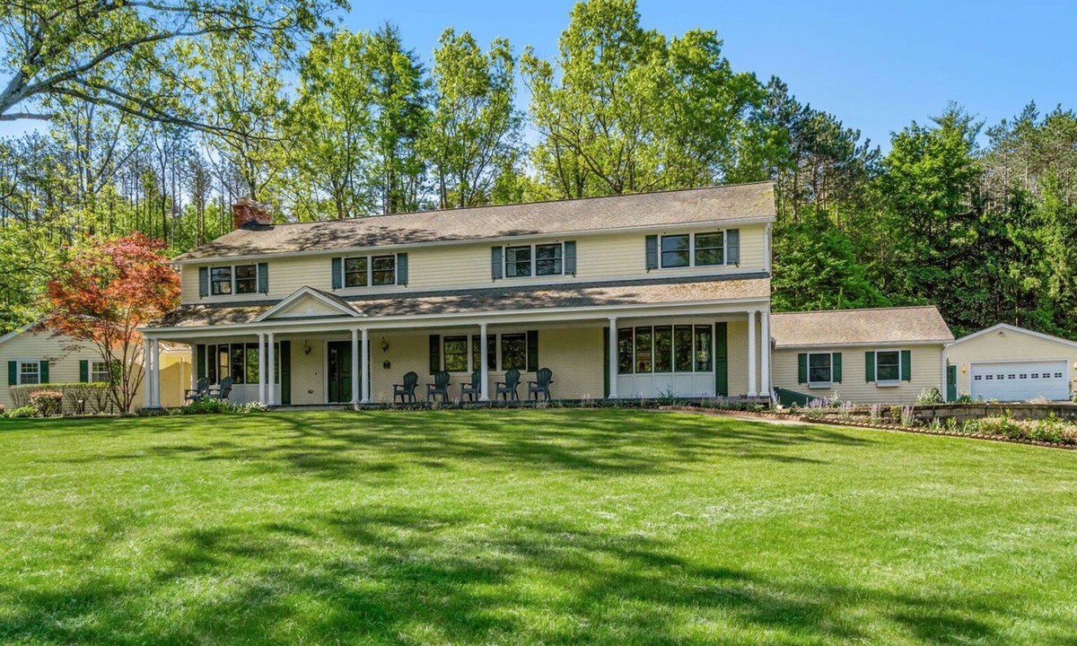 Clifton Park House | Park-like in Clifton Park! Lovely spacious 6-bedroom house with AC